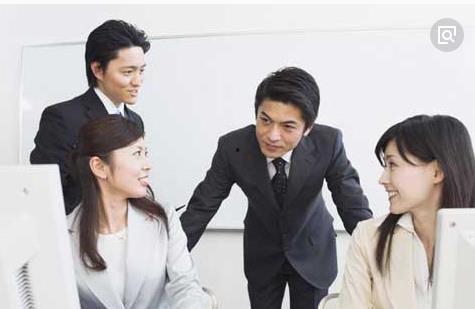 办公室白领遭遇职场潜规则 明星价格表,办公室白领与明星价格表的惊人对比